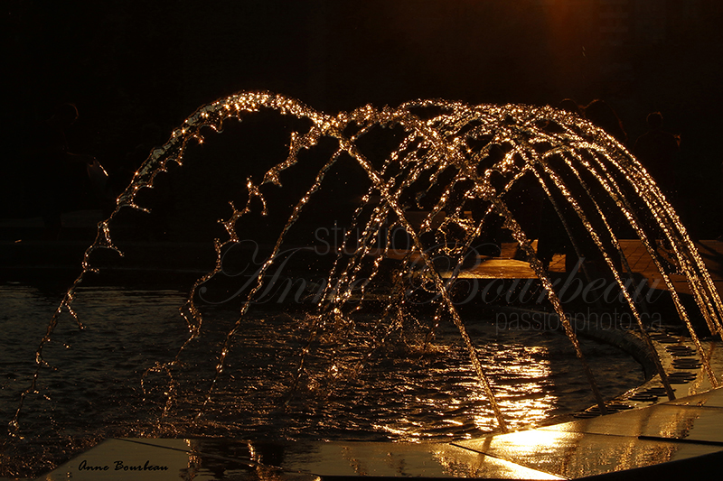 Fontaine de l'Hotel de ville de Montréal au coucher de soleil