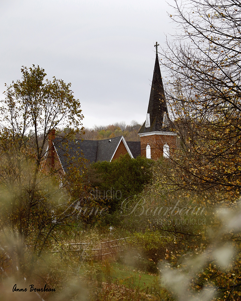 La petite église dans le champs cours de photo